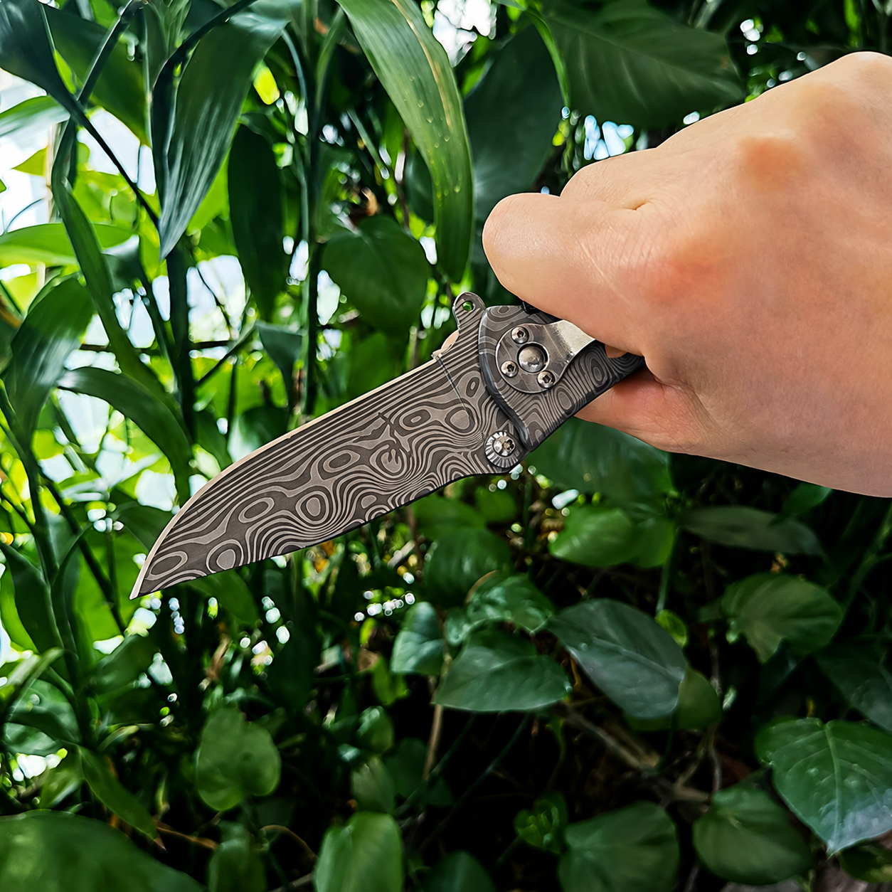 Cuțit Pliabil cu Textură Damascus — Briceag Tactical de Buzunar pentru Camping și Outdoor