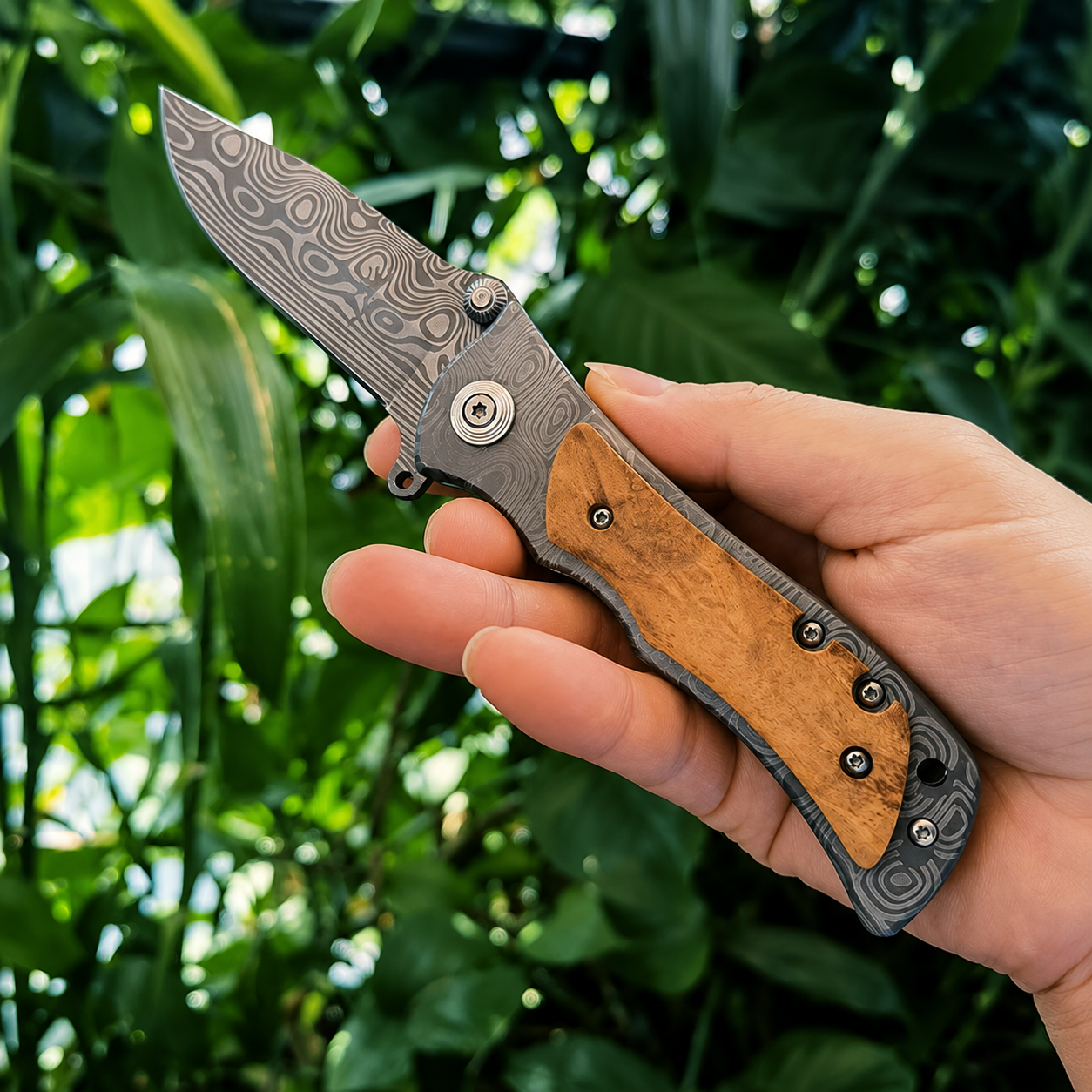 Cuțit Pliabil cu Textură Damascus — Briceag Tactical de Buzunar pentru Camping și Outdoor